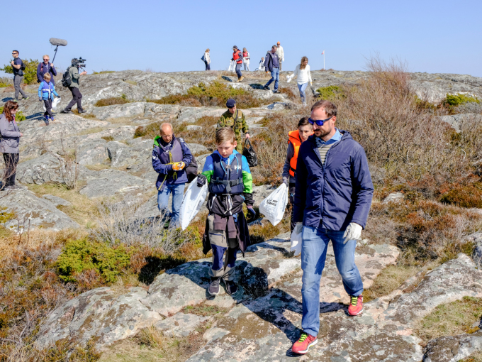 Ryddemannskapene spredte seg utover Stangholmen på jakt etter plast og annet søppel. Foto: Rune Nylund Larsen / NTB scanpix